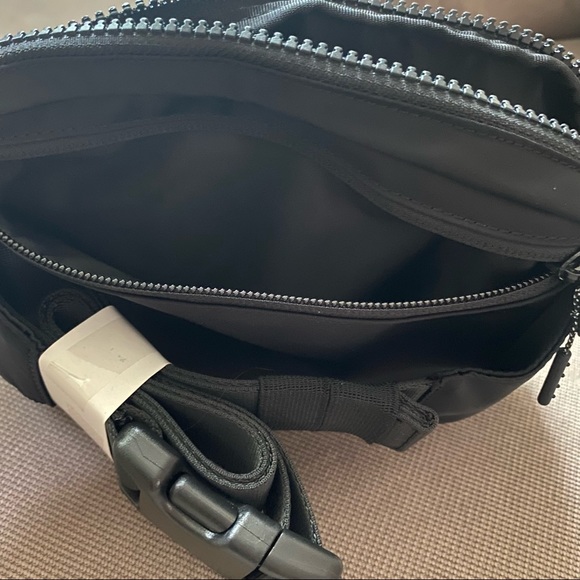 *SOLD* NWT LARGE BLACK Lululemon Everywhere Belt Bag - Picture 5 of 8